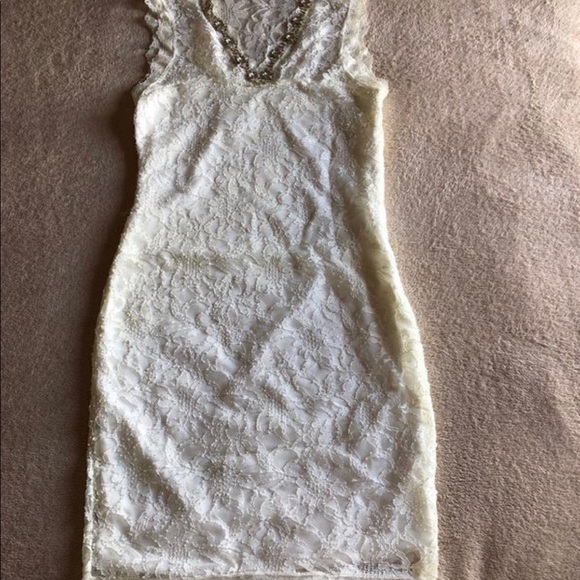 Sleeveless Lace dress - Picture 3 of 5